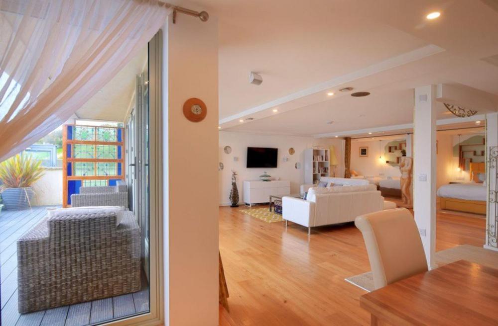 Largigi Offering Two Amazing Panoramic Sea Front Apartments ไลม์รีจิส ภายนอก รูปภาพ