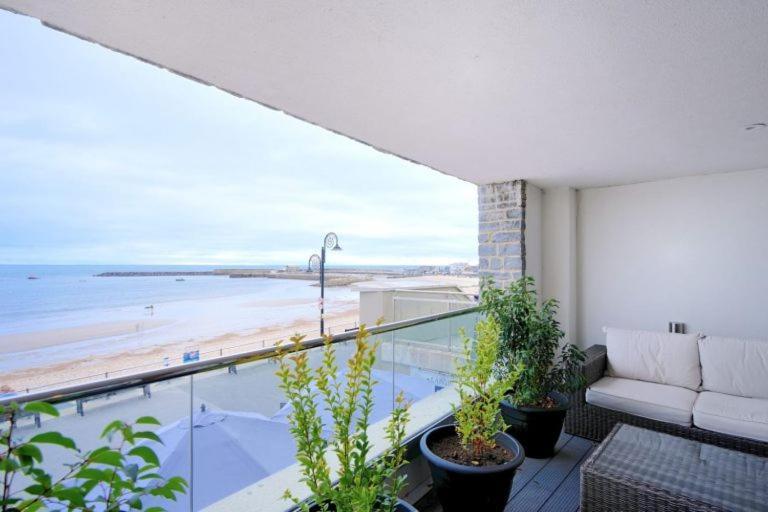Largigi Offering Two Amazing Panoramic Sea Front Apartments ไลม์รีจิส ภายนอก รูปภาพ