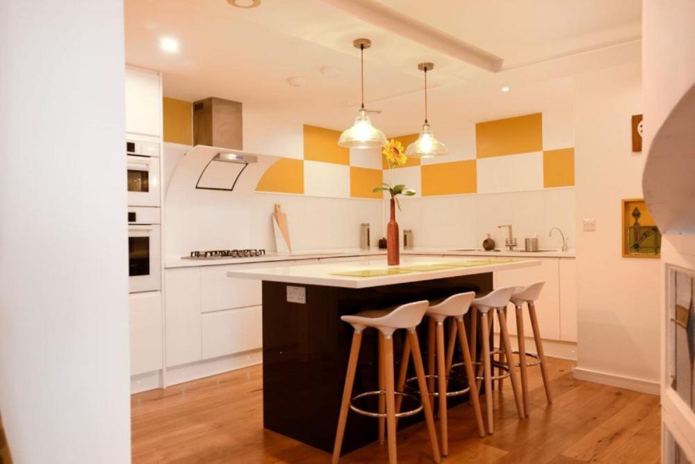 Largigi Offering Two Amazing Panoramic Sea Front Apartments ไลม์รีจิส ภายนอก รูปภาพ